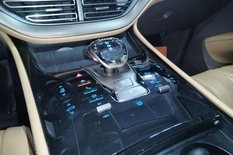 Used Denza D9 2022 DM-i 1040 Prestige Model