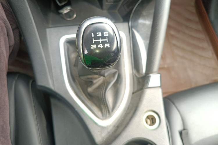 Used Dongfeng Aeolus AX7 2015 2.0L Manual Zhiyi Trim
