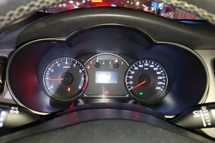 Used Kia Carens 2013 2.0L 7-Seater Automatic Standard Version China IV Standard Instrument Cluster
