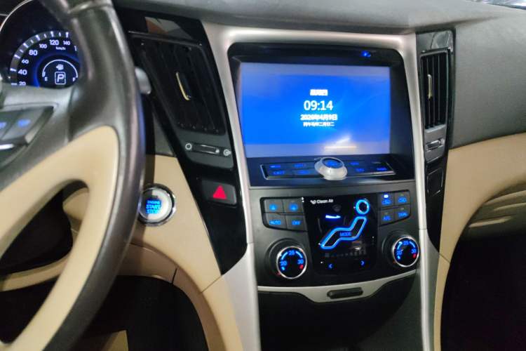 Used Hyundai Sonata 2013 2.0L Automatic Luxury Edition Audio And AC Panel