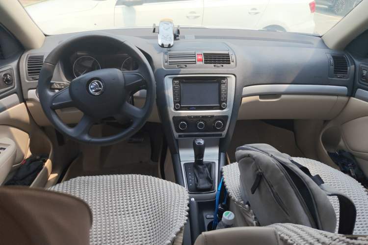 Used Skoda Octavia 2015 Classic Model 1.6L Automatic Yijie Version Center Console