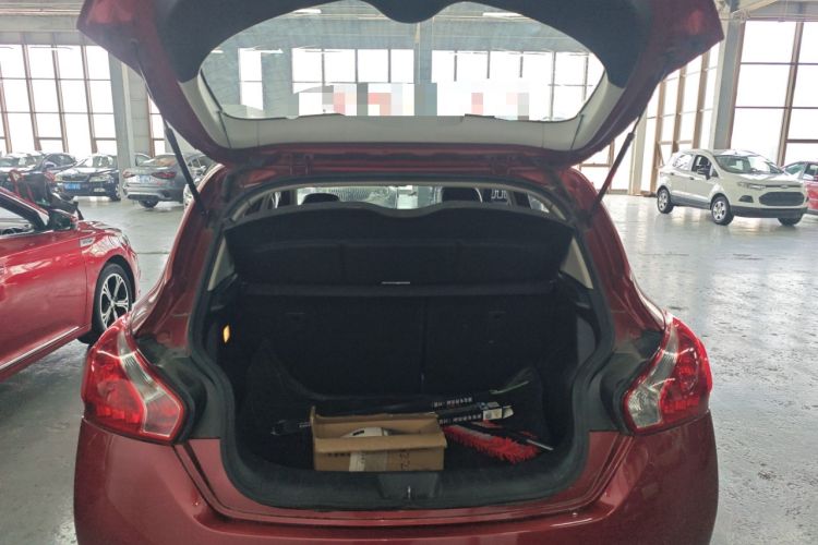 Used Nissan Tiida 2014 1.6L Manual Smart Model Trunk