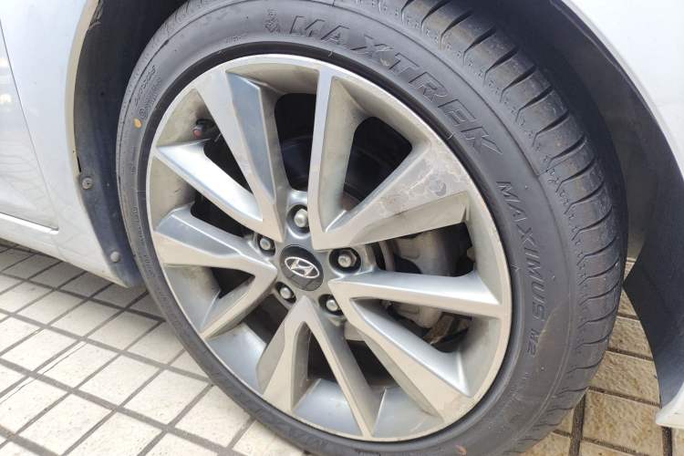 Used Hyundai Elantra (5th Generation / Langdong) 2015 1.6L Automatic Luxury Model Right Front Wheel Hub