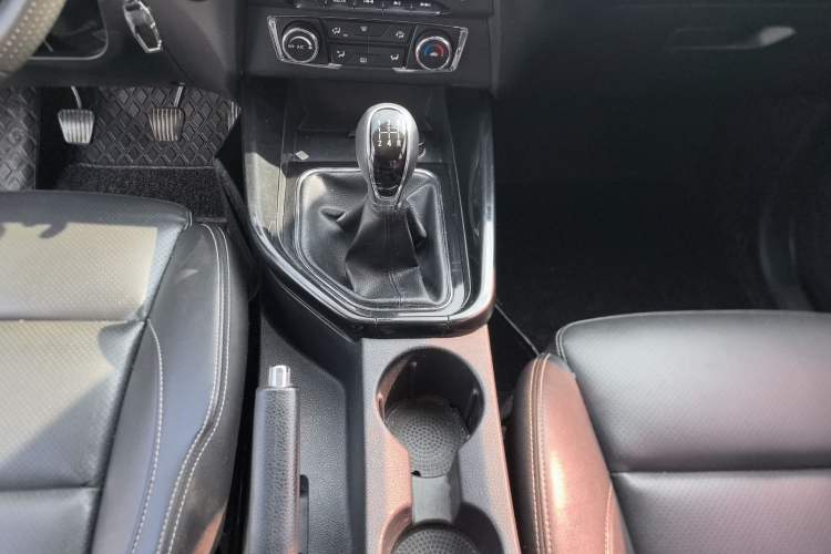 Used Dongfeng Fengon S560 2018 1.8L Manual Comfort 7-Seater Gear Lever