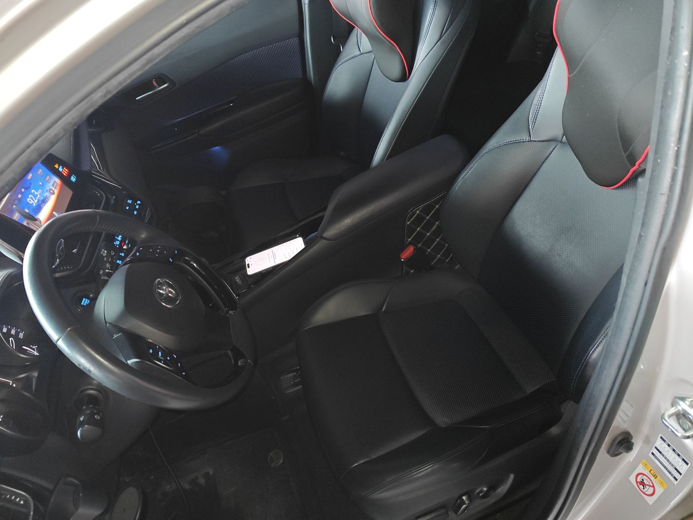 المقاعد الأمامية داخل السيارة