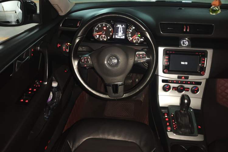 Used Volkswagen Magotan 2016 1.8TSI Luxury Comfort Model Steering Wheel