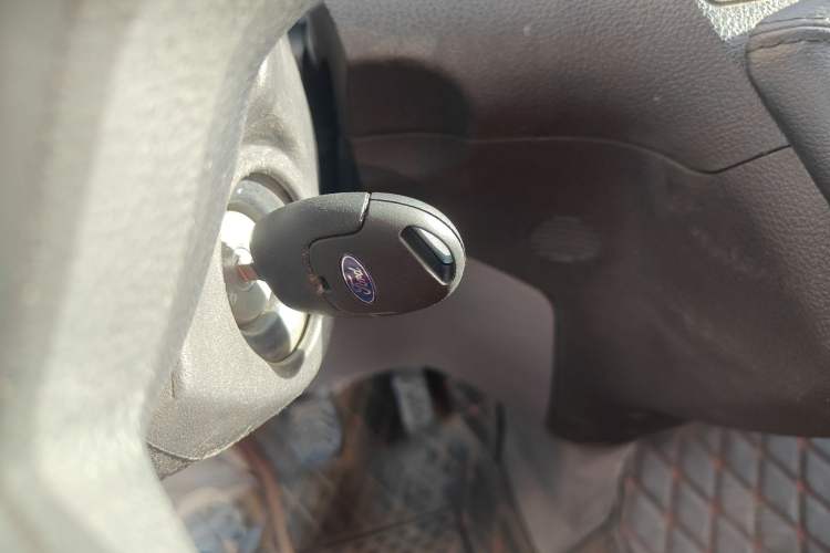 Used Ford Transit 2017 2.0T Diesel Van Short Wheelbase Low Roof China IV Standard
