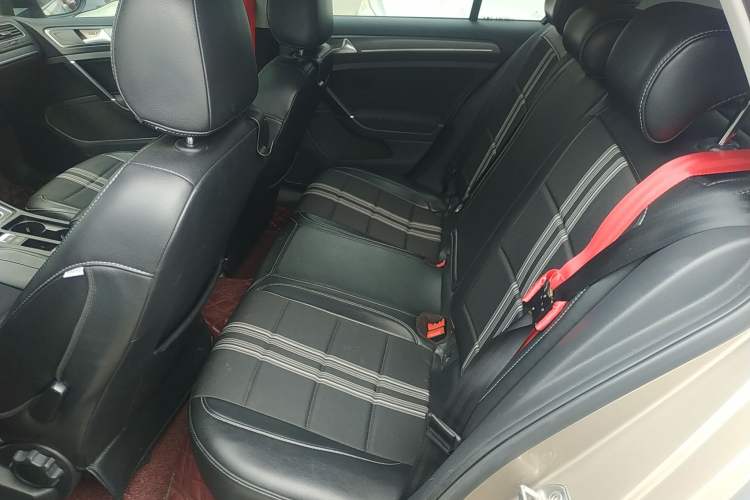 Used Volkswagen Golf 2017 1.6L Automatic Comfort Million-Vehicle Anniversary Edition
