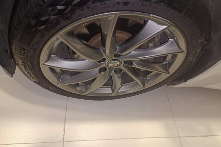 Used Alfa Romeo Giulia 2017 2.0T 280HP Luxury Edition Exterior 4