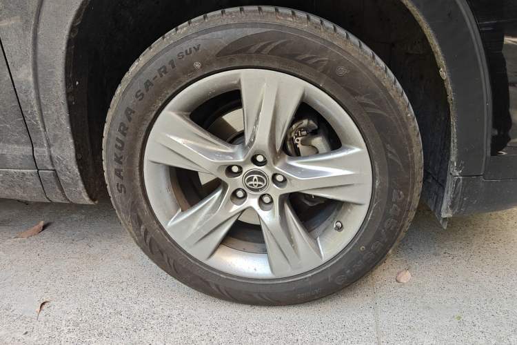 Used Toyota Highlander 2018 2.0T Four-Wheel Drive Prestige Version 7 Seats China VI Standard Right Front Wheel Hub