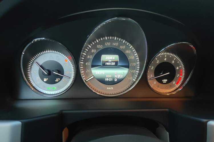 Used Mercedes-Benz GLK-Class 2014 GLK 260 4MATIC Dynamic Model Odometer Close Up