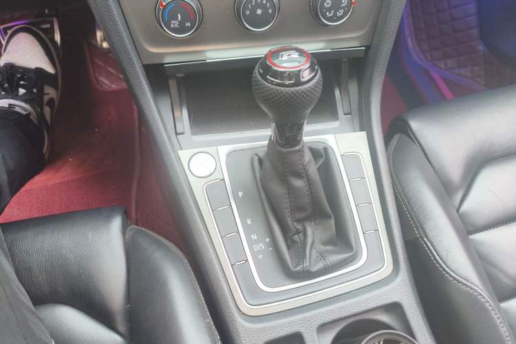 Used Volkswagen Golf 2016 230TSI Automatic Luxury Version Gear Lever