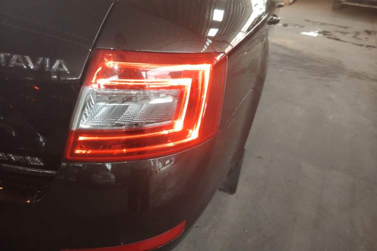 Used Skoda Octavia 2017 1.6L Automatic Smart Drive Edition Right Rear Taillight