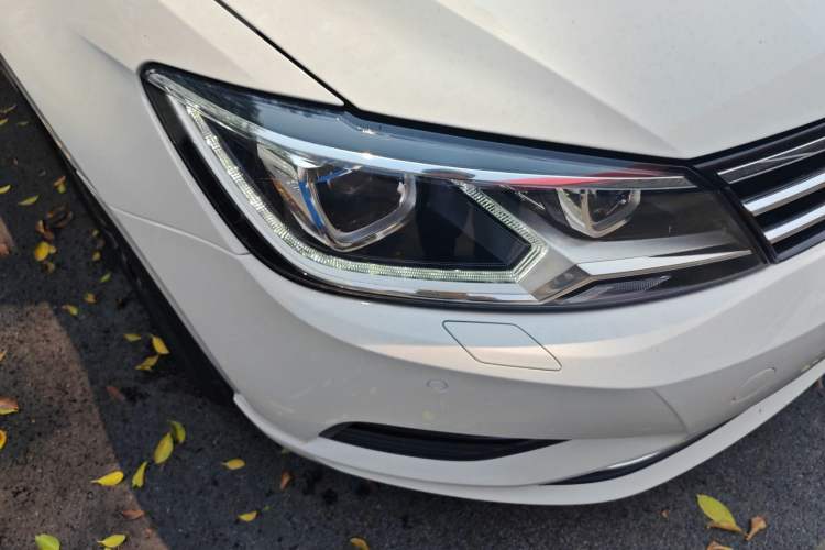 Used Volkswagen Lamando 2018 280TSI DSG Luxury Edition Right Front Headlight