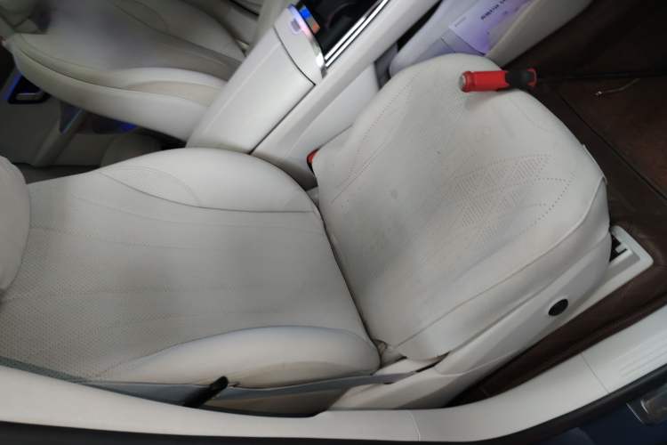 Used Mercedes-Benz EQE SUV 2023 350 4MATIC Luxury Edition Right Front Seat