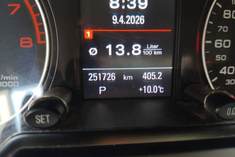 Used Audi Q5 2010 3.2 FSI Sport Edition Odometer Close Up