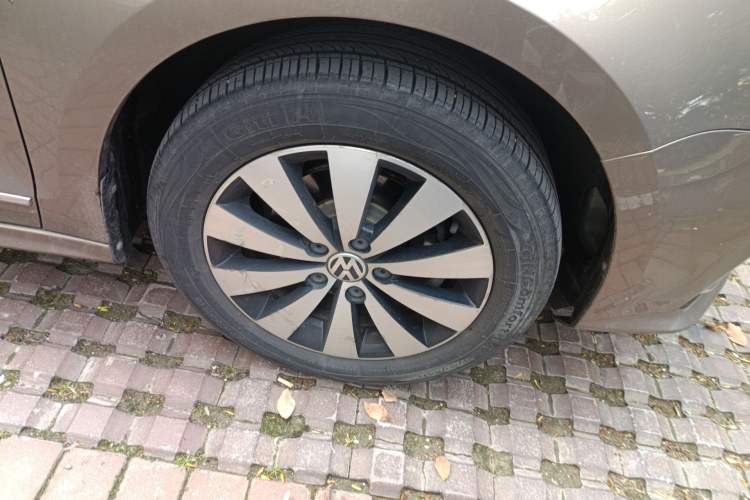 Used Volkswagen Sagitar 2018 1.6L Automatic Comfort Model Right Front Wheel Hub