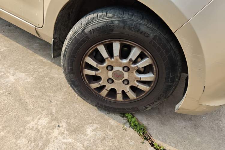 Used Wuling Rongguang V 2016 1.5L Standard Version Right Front Wheel Hub