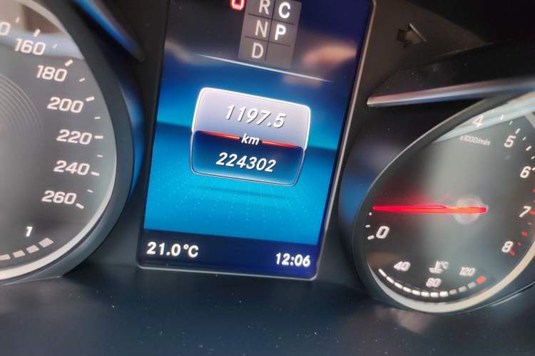 Used Mercedes-Benz V-Class 2020 V 260 L Long-wheelbase Luxury Edition Odometer Close Up