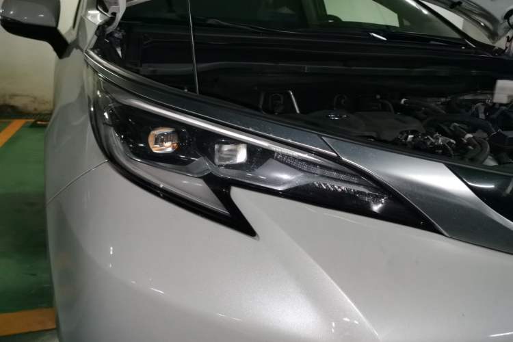 Used Toyota SIENNA 2021 2.5L Hybrid Platinum Edition Right Front Headlight