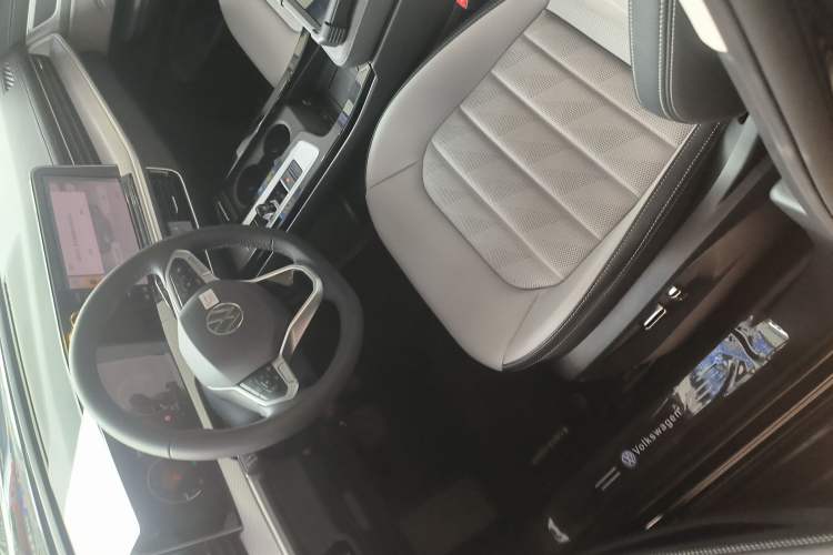 Used Volkswagen Tavendor 2024 330TSI Luxury Touring - All-Inclusive Edition Left Front Seat