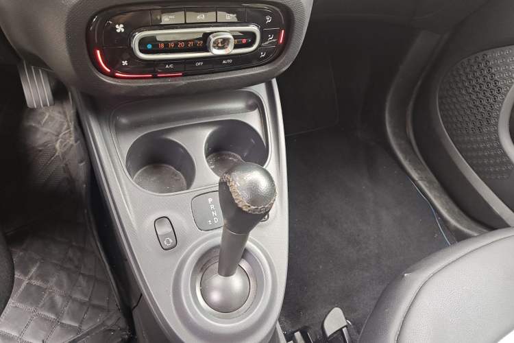 Used smart fortwo 2015 1.0L 52 kW hardtop Dynamic version