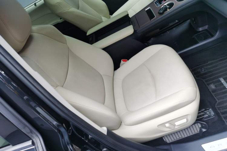 Used Toyota Granvia 2022 2.5L Hybrid Premium Edition Right Front Seat