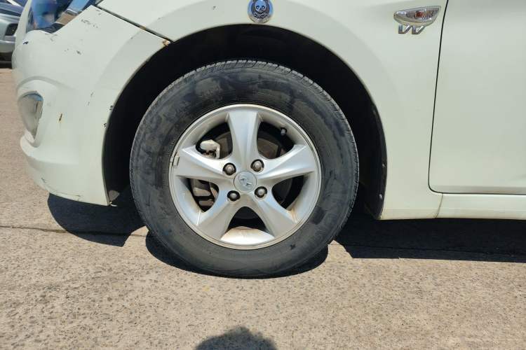 Used Hyundai Verna (older generation) 2016 1.4L Manual Smart GLS Trim Left Front Wheel Hub