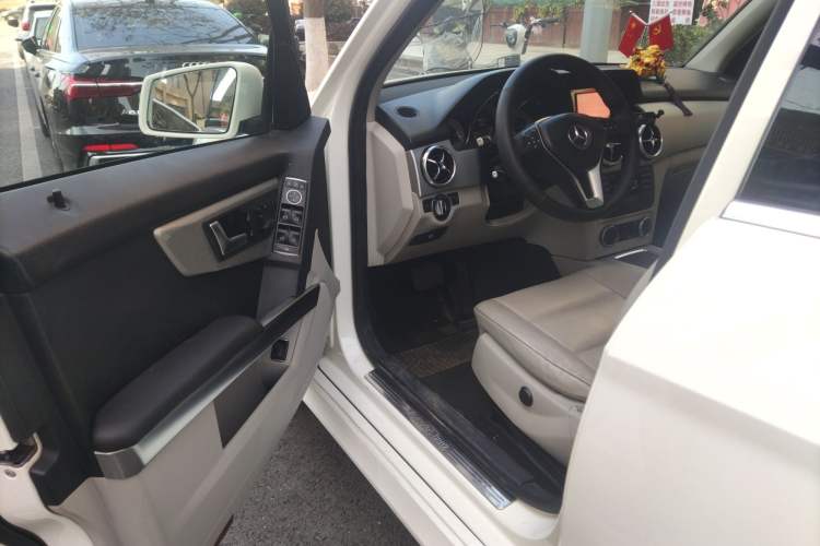 Used Mercedes-Benz GLK-Class 2013 GLK 300 4MATIC Dynamic Sunroof Model
