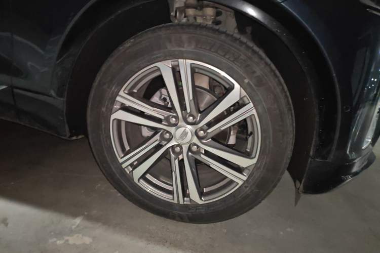 Used Cadillac LYRIQ 2022 Rear-Drive Long-Range Luxury Edition Right Front Wheel Hub