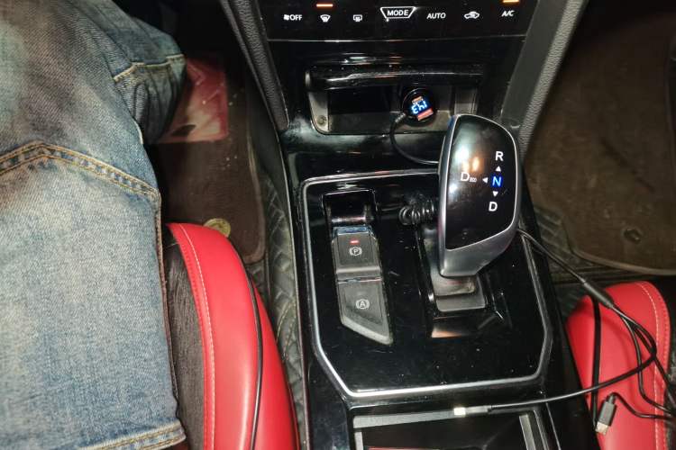 Used Venucia D60EV 2020 Standard Range Smart Drive Edition Gear Lever