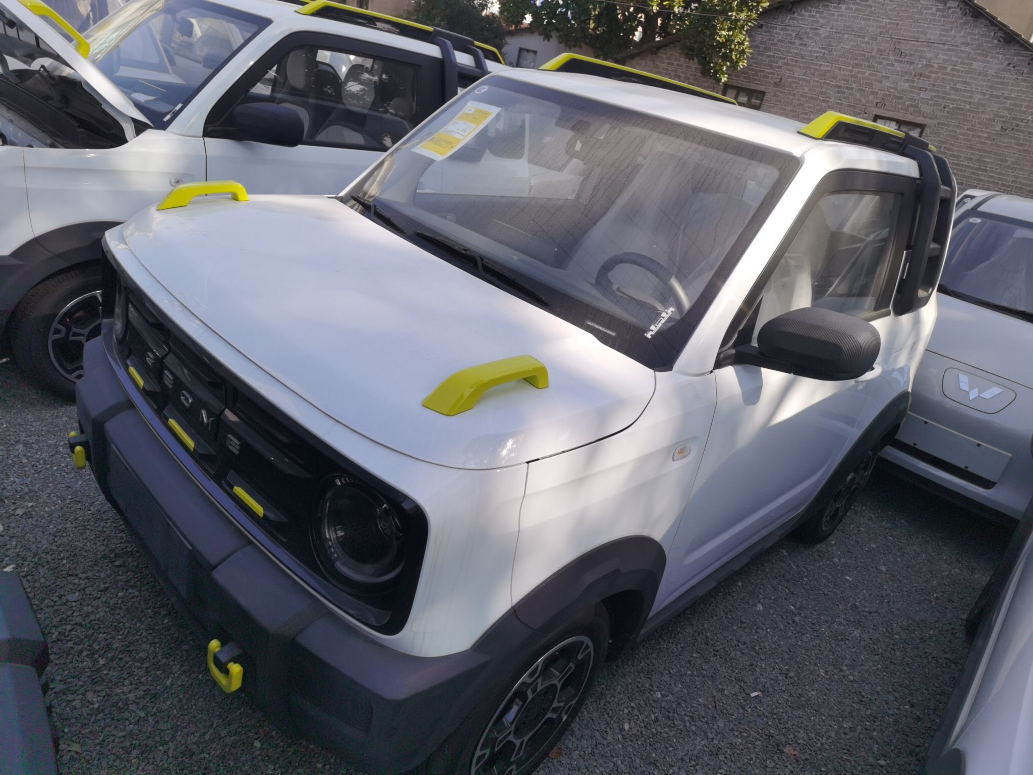 Под передней частью автомобиля