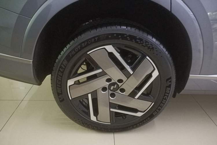 Used ONVO Luxeed L90 2025 Model—Ultra Six-Seater Version Right Rear Wheel Hub