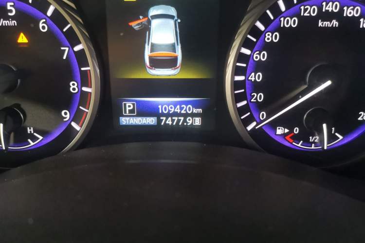 Used Infiniti Q50 2014 3.7L Luxury Edition Odometer Close Up