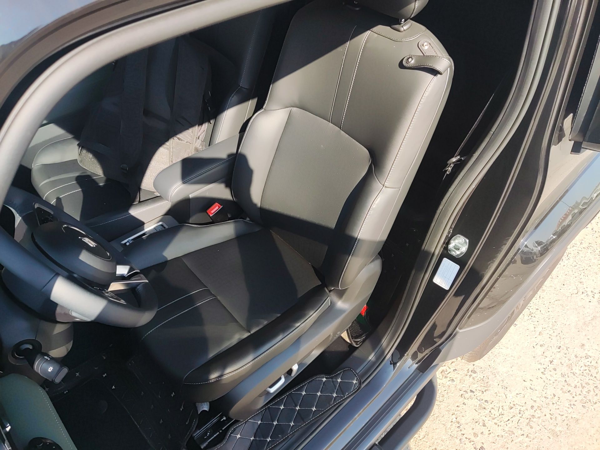 المقاعد الأمامية داخل السيارة