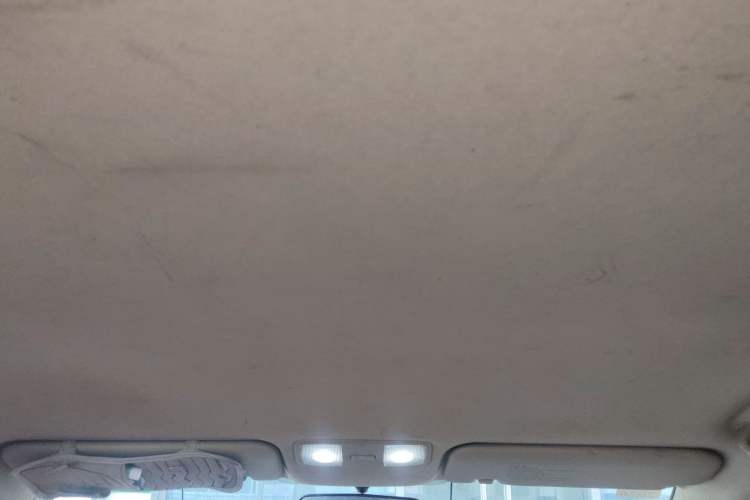 Used Hyundai Verna (older generation) 2010 Sedan 1.4L Manual Comfort GS Headliner