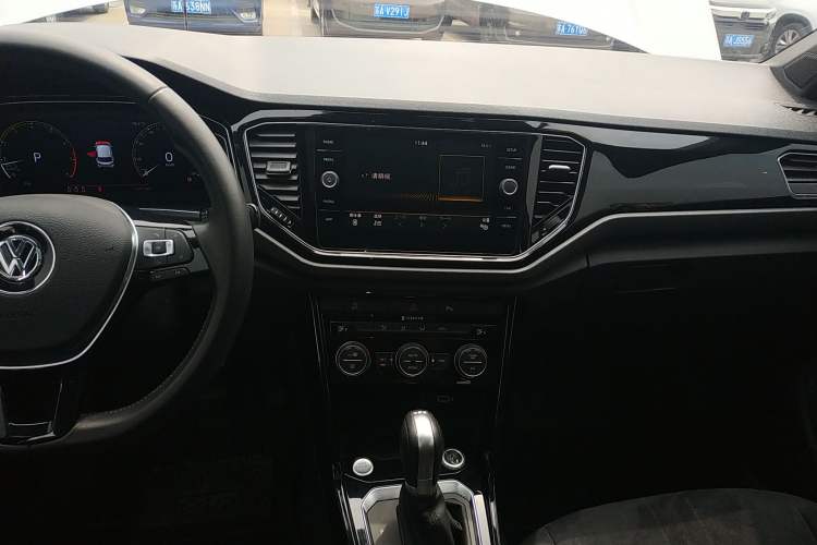 Used Volkswagen T-ROC 2018 280TSI DSG Two-Wheel-Drive Luxury Version China V Emission Standard Audio And AC Panel