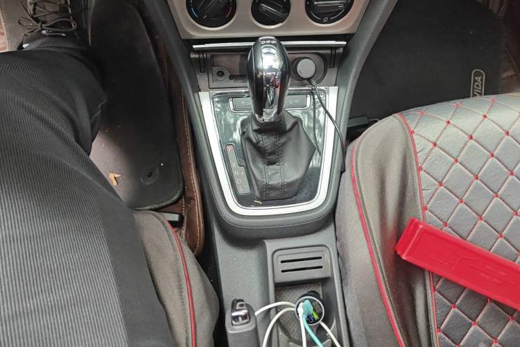 Used Volkswagen Lavida 2013 Revised Version 1.4 TSI DSG Comfort Edition Gear Lever