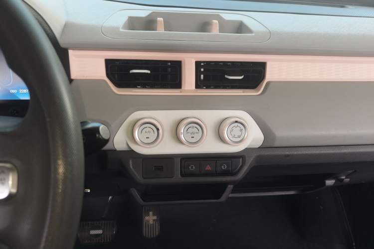 Used Chery QQ Ice Cream 2022 120km Conical Shape Lithium Iron Phosphate Audio And AC Panel