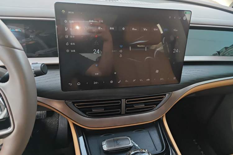 Used Denza D9 2022 DM-i 970 Four-Wheel Drive Flagship Model Audio And AC Panel