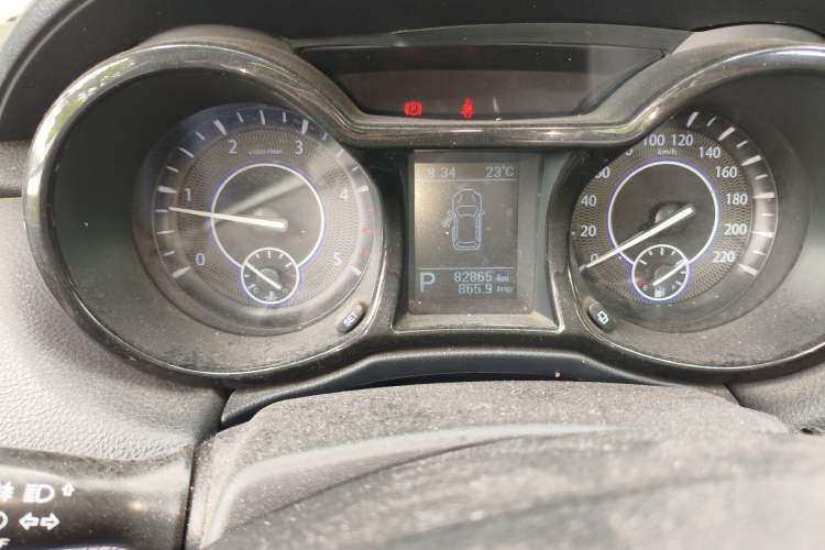 Used JMC Yusheng S350 2014 2.4T Automatic 2WD Diesel Luxury Version with Sunroof 5 Seats Odometer Close Up