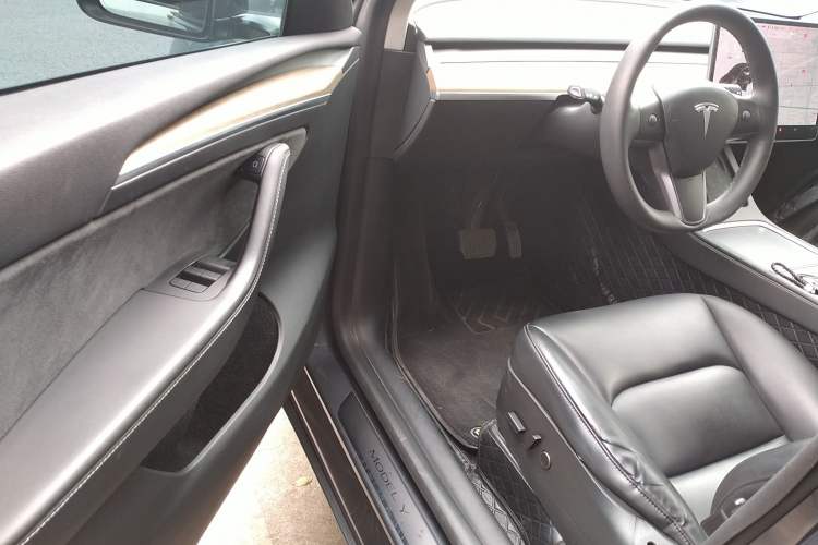 Used Tesla Model Y 2021 Long-Range All-Wheel-Drive Version