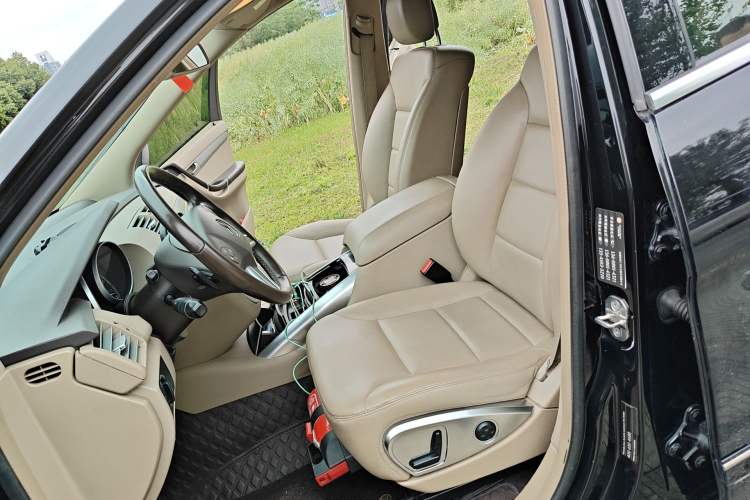 Used Mercedes-Benz R-Class 2011 R 300 L Business Model Left Front Seat