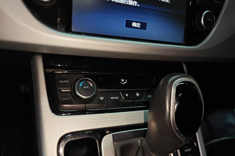 Used Geely Auto Emgrand X7 Sport 2016 1.8TD Automatic Smart Connectivity Version Audio And AC Panel