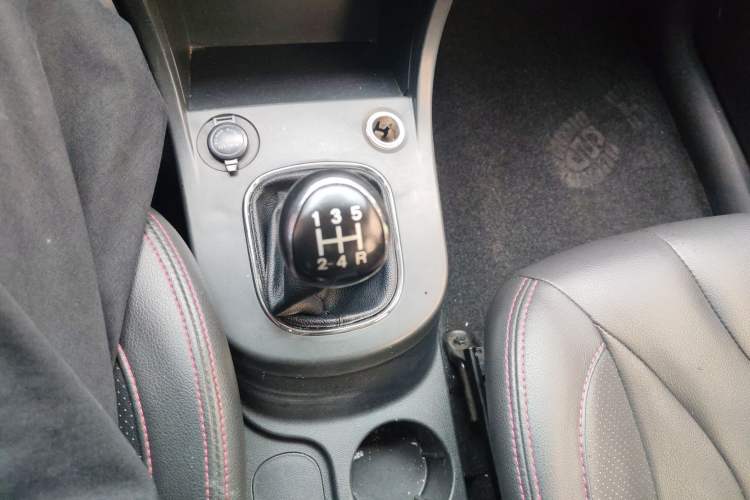 Used Dongfeng Fengon 370 2016 1.5L Manual Luxury Version SFG15-05 7 Seats Gear Lever