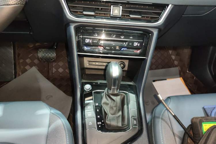 Used Volkswagen Tharu 2023 300TSI Two-Wheel-Drive Full Moon Edition Gear Lever