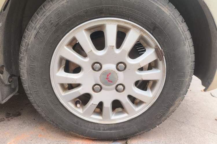 Used Wuling Rongguang V 2016 1.5L Practical Version Non-Power-Assisted Right Front Wheel Hub