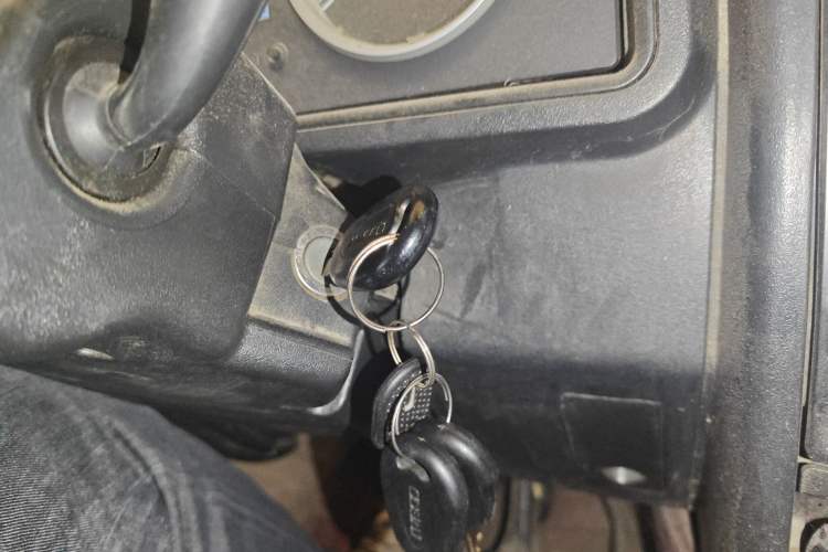 Used Iveco Daily 2020 2.5T A35 Passenger Van with Dual Tires Mid-Roof Design 5-9 Seater Side-Sliding Door China V Emission Standard
