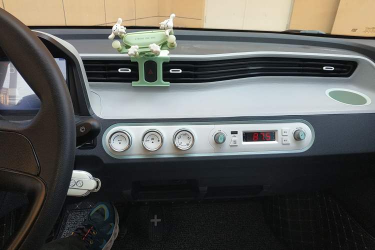 Used Wuling Hongguang MINIEV 2022 Macaron Premium Model – Lithium Iron Phosphate Audio And AC Panel