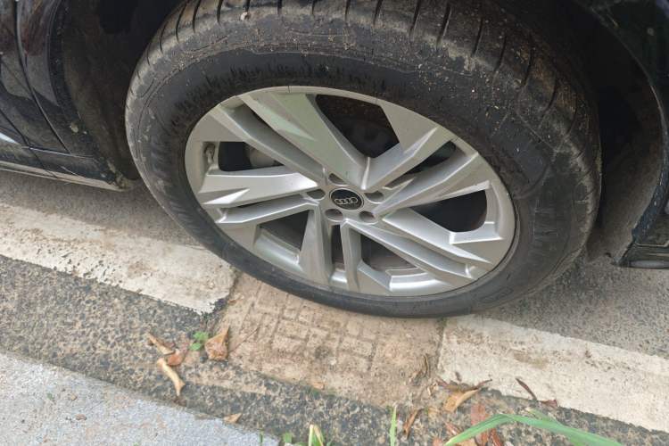 Used Audi Q7 2022 45 TFSI quattro S line Sport Edition Right Front Wheel Hub